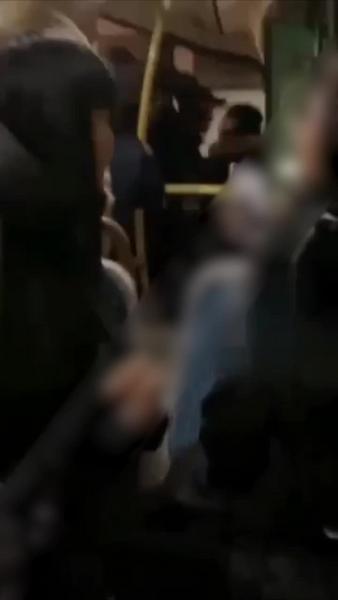 Конфликт пассажиров автобуса перерос в массовую драку в Челнах - видео