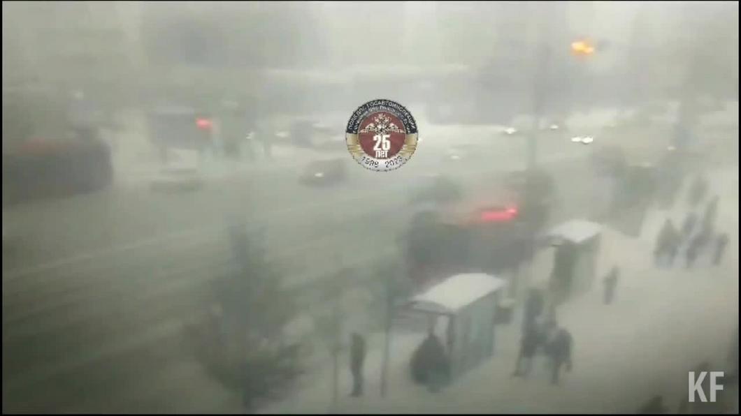 Лихачка в Казани вылетела на красный, едва не сбила людей и устроила ДТП - видео