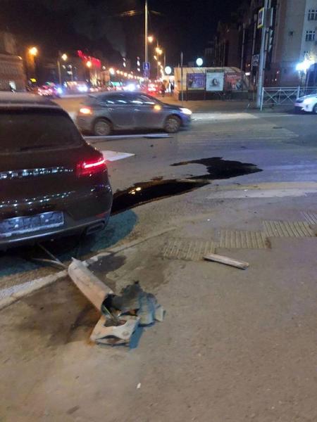 В Казани лихач на Porsсhe без номеров снес светофор и сбежал с места ДТП