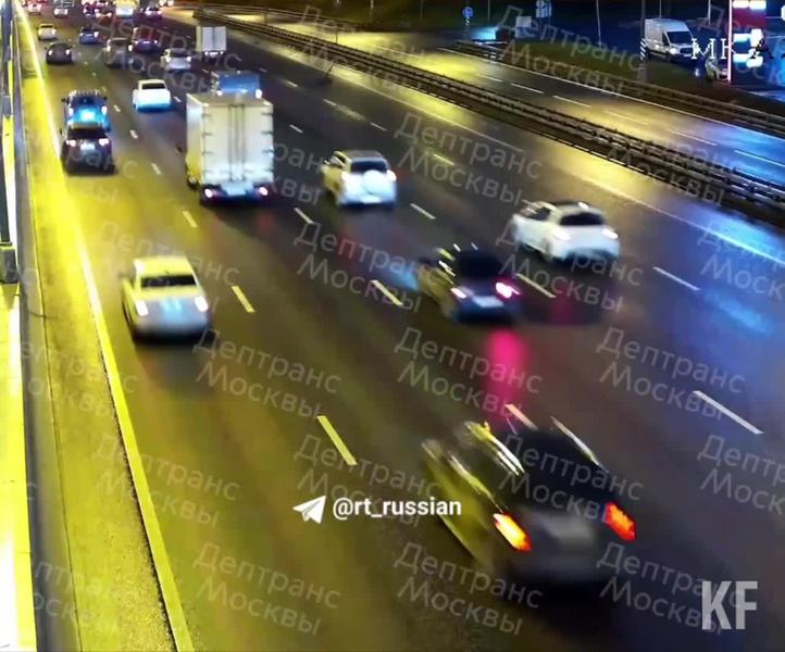 На МКАДе в Москве грузовик на огромной скорости завалился на бок