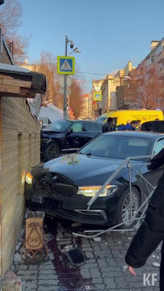 Две дорогостоящие иномарки врезались в бар на Профсоюзной в Казани - видео