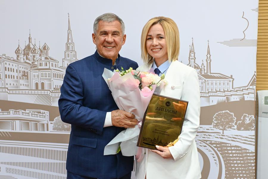 Минниханов наградил победителей конкурса «Лучший государственный гражданский служащий Республики Татарстан» Минниханов наградил победителей конкурса «Лучший государственный гражданский служащий Республики Татарстан»