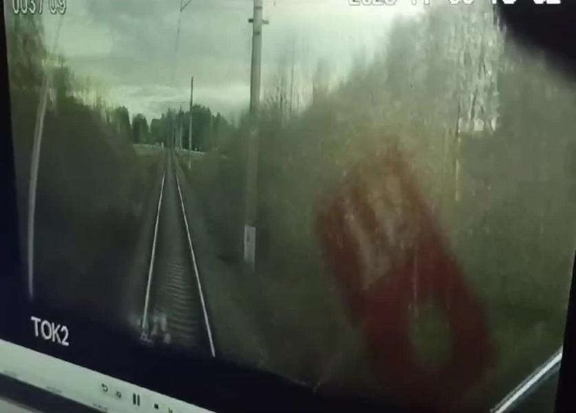 На видео попало, как поезд снёс грузовик в Татарстане