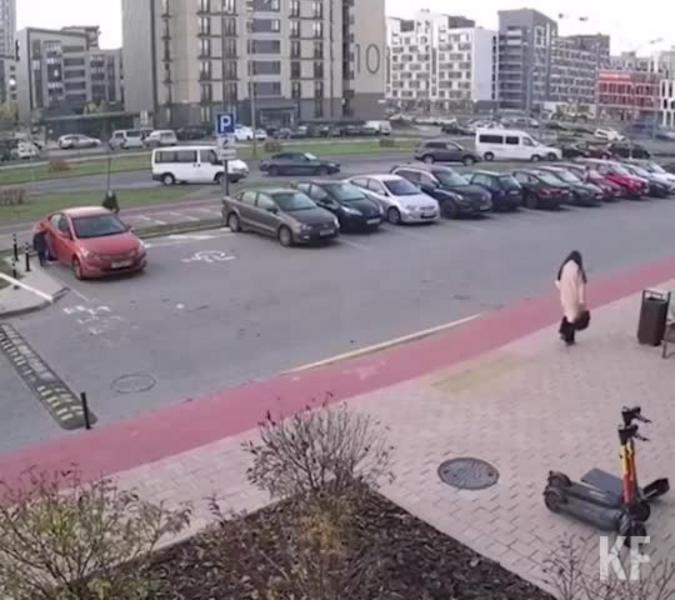В Красноярске мать чуть не задавила своего ребёнка - видео