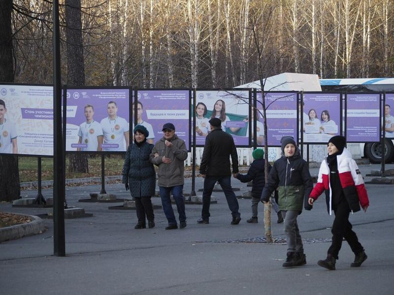 В парке Горького в Казани открылась выставка, посвящённая движению «Профессионалы» В парке Горького в Казани открылась выставка, посвящённая движению «Профессионалы»