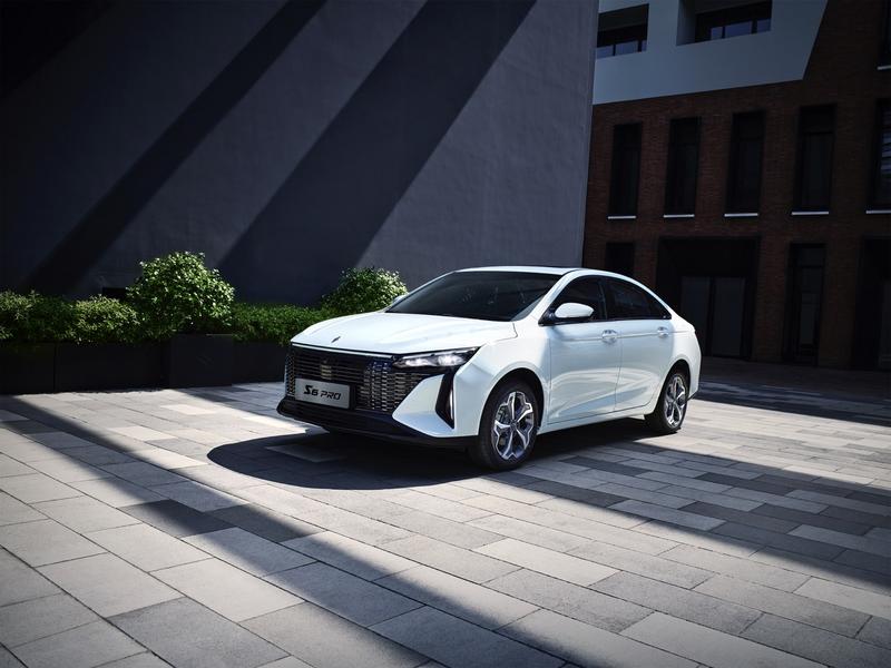 Автоконцерны везут в Россию новинки: кому они нужны за эти деньги? Автоконцерны везут в Россию новинки: кому они нужны за эти деньги?