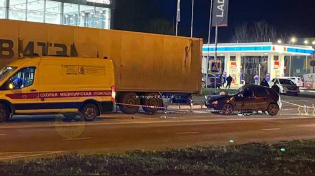 В Казани Lada врезалась в фуру - погиб человек