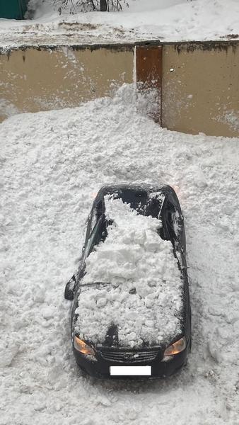 В Альметьевске упавший с крыши снег раздавил легковушку