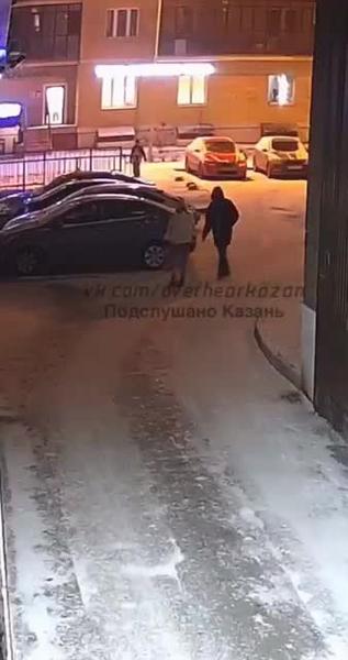 Мужчину, который пристает к девушкам на улице, ищут полицейские Казани