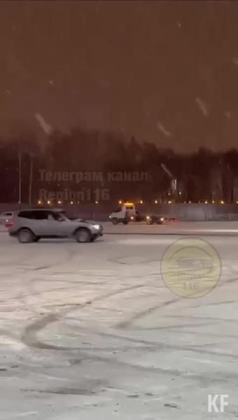 Эвакуатор-дрифтер заметили в Казани: машина снесла забор возле ТЦ