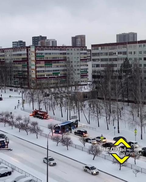 В Челнах из-за перекрывшего две полосы движения автобуса образовалась пробка