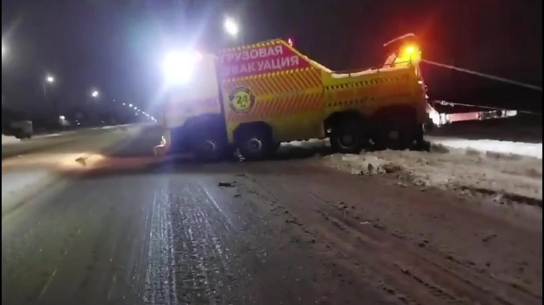 Видео: автоинспекторы Челнов помогли шоферу грузовика выбраться из снежного плена