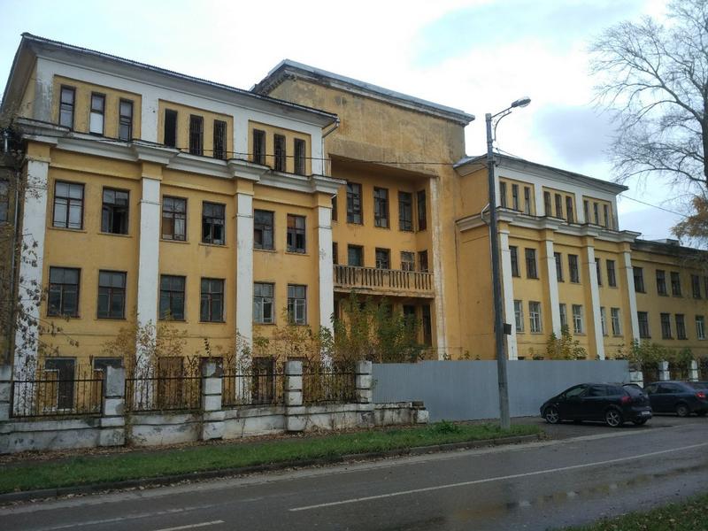 В Казани горит здание возле воинской части
