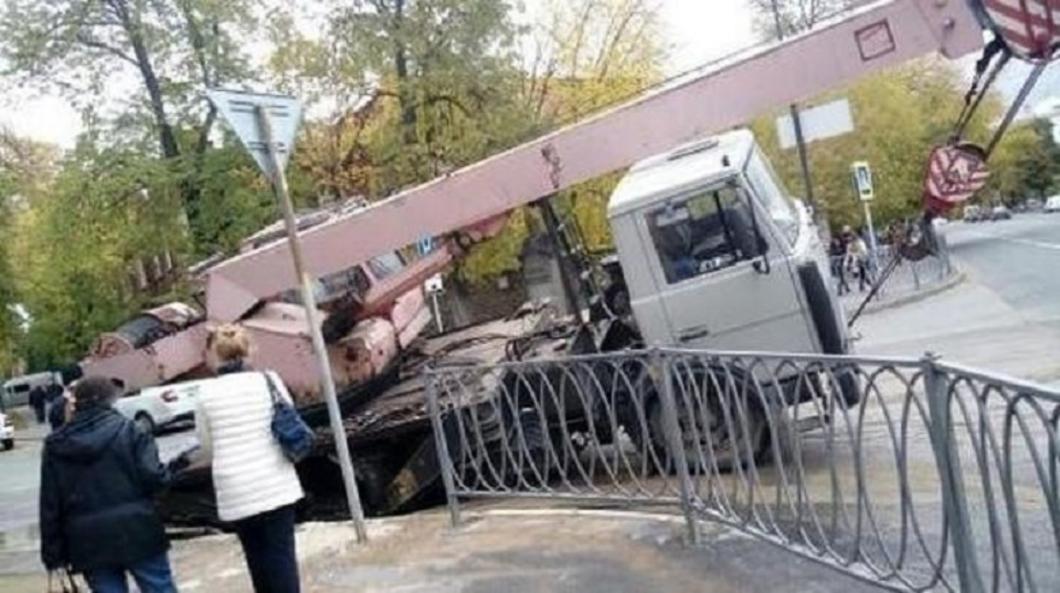 Фото: в Казани под землю ушел автокран