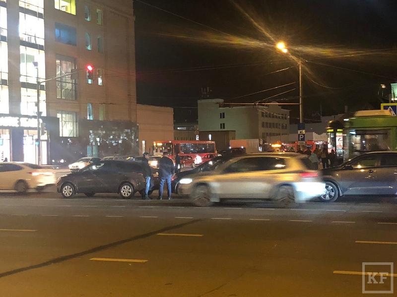 Массовая авария парализовала движение в центре Казани