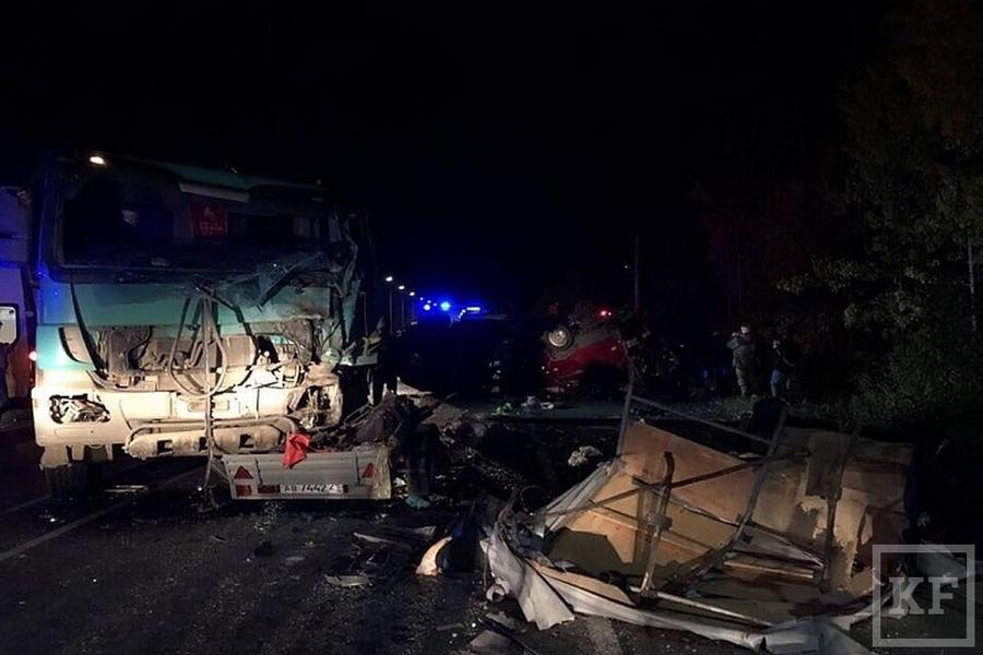 Видео: 12 человек погибли при лобовом столкновении автобуса с фурой в Чувашии
