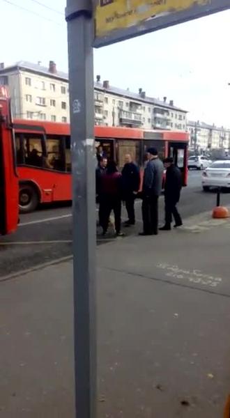 Жители Казани сняли на видео драку между водителями красных автобусов