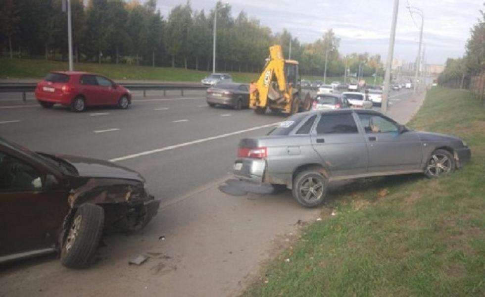 Две легковушки и трактор столкнулись на мосту «Миллениум» в Казани