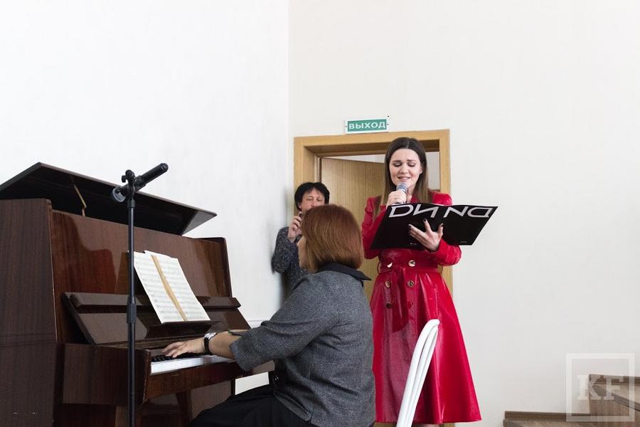 Дина Гарипова провела урок музыки в казанской школе