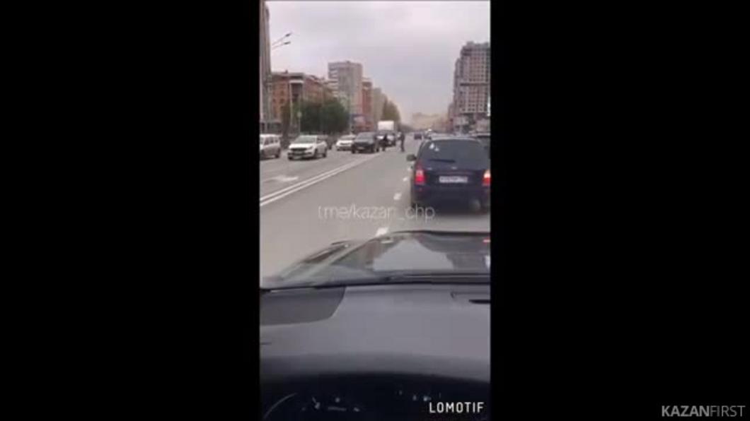Казанские водители устроили драку на дороге, перекрыв движение автомобилям