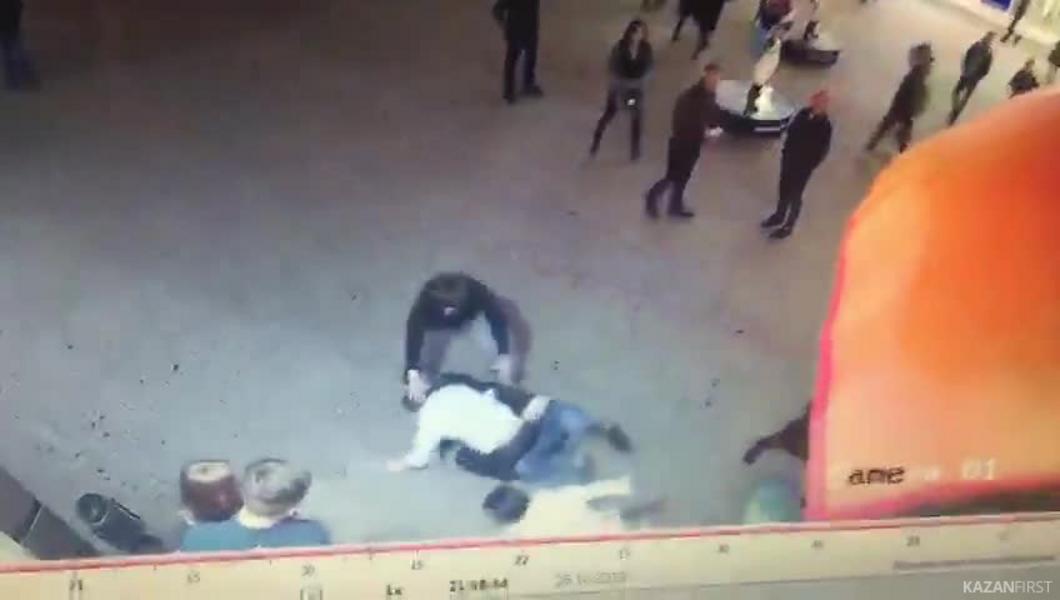 В центре Казани охранники бара «Руки Вверх» жестоко избили дубинками молодоженов