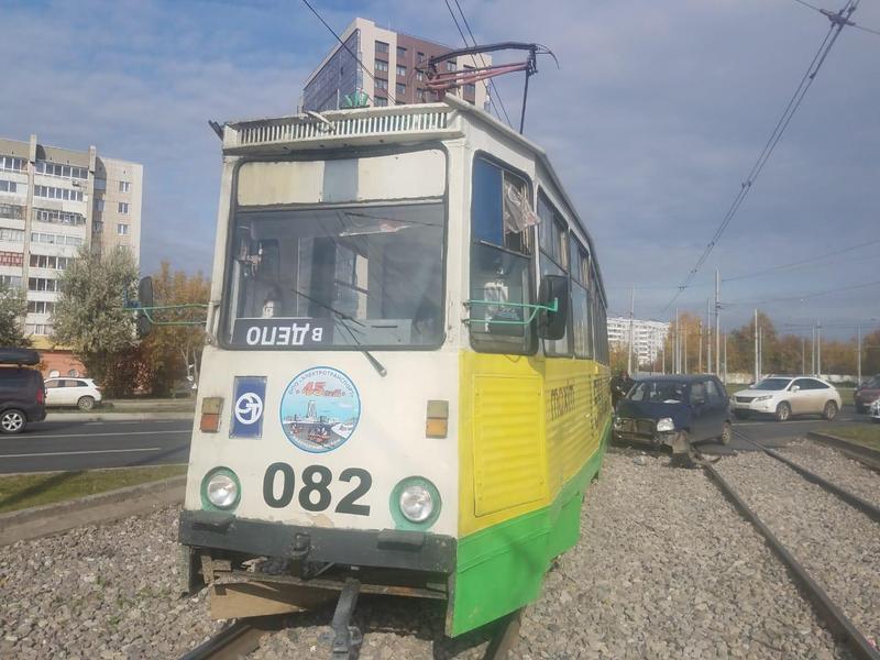 В Челнах малолитражка пенсионера попала под трамвай