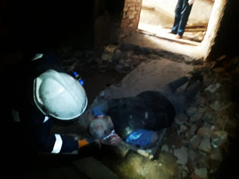 Спасатели в Казани достали из-под обломков упавшего с пятого этажа мужчину