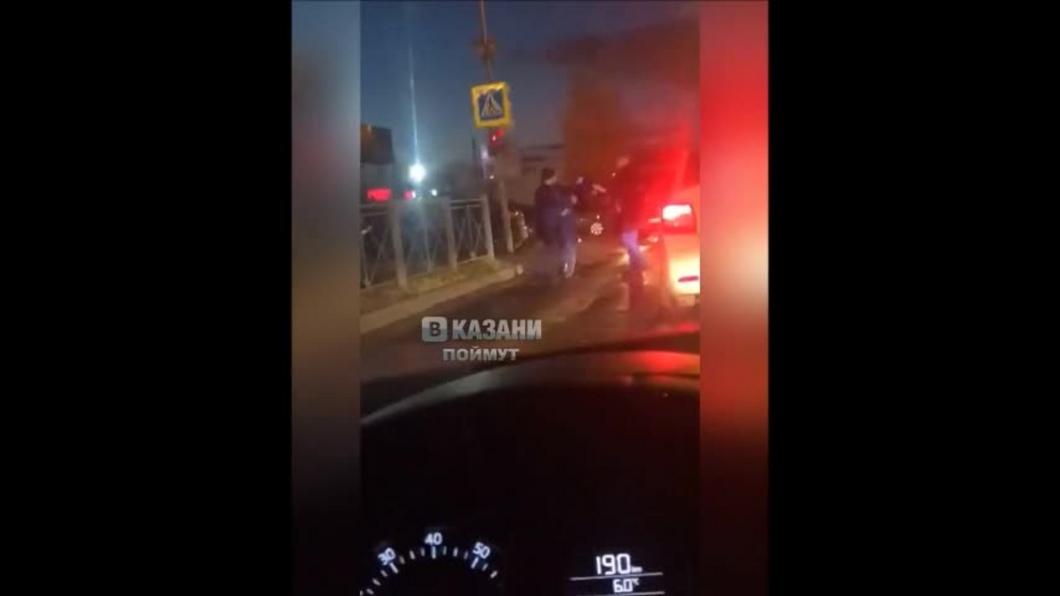 Мужики – какие-то психи: драка двух автомобилистов в Казани закончилась нокаутом