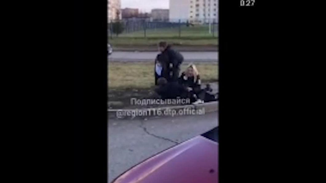 Потасовку между инспекторами ПДН и подростками сняли на камеры в Нижнекамске