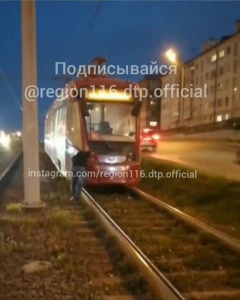 Постоянный пассажир: в Казани мужчина в одиночку толкал трамвай в гору