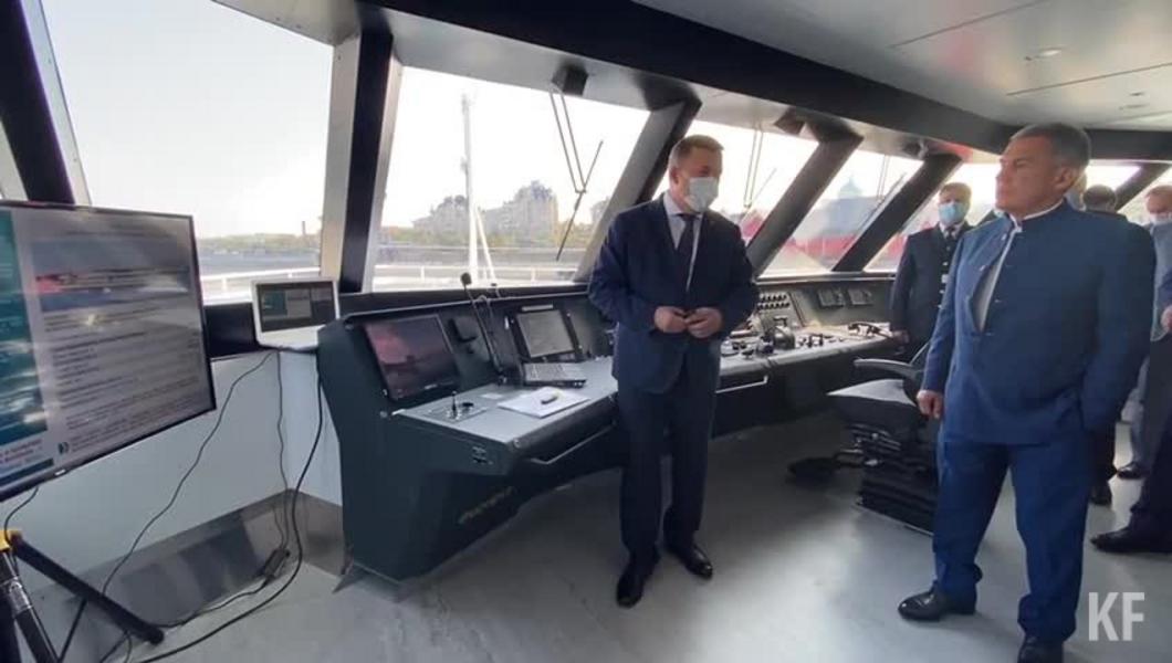 Минниханов совершил речную прогулку по Казанке на первом российском газомоторном теплоходе «Чайка-СПГ»