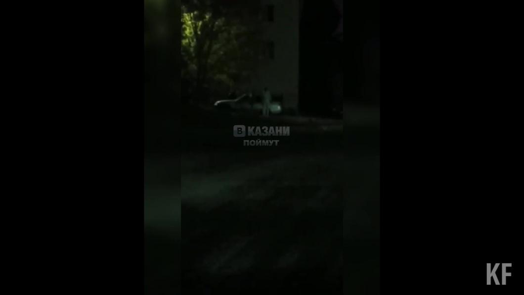 Поссорившись с мужчиной, жительница Казани разбила иномарку во дворе