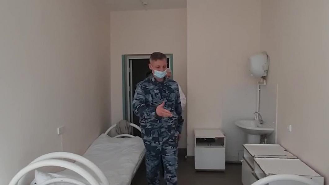 Хохорин и Нафиков навестили в больнице полицейского, которого ранил напавший на отдел Антипов