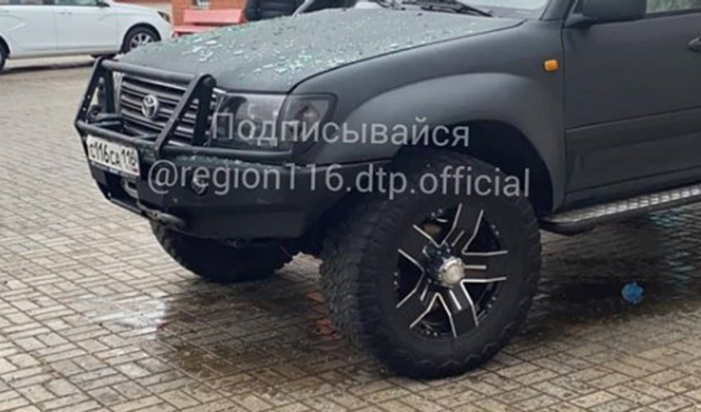 Соцсети: Land Cruiser с «блатными» номерами протаранил «Камри» на автомойке Челнов