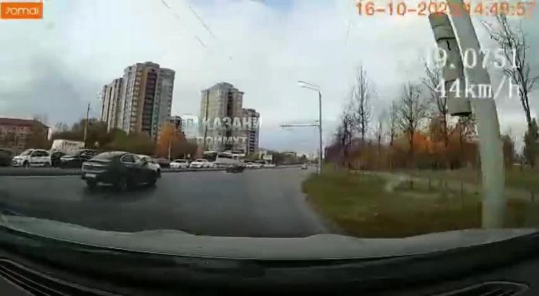В Казани BMW устроил массовую аварию и уехал: момент ДТП попал на видео