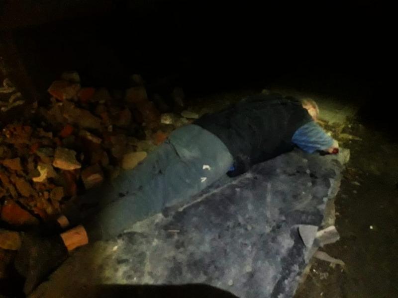 Спасатели в Казани достали из-под обломков упавшего с пятого этажа мужчину