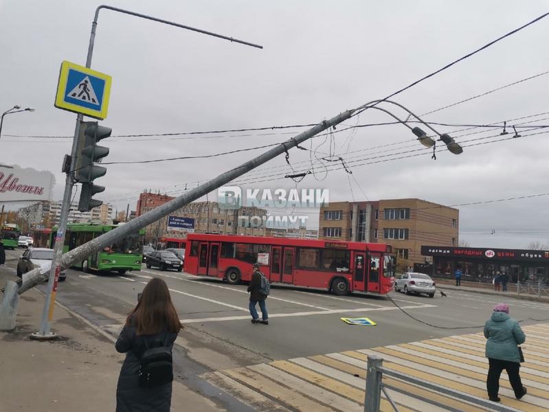 Упавший на провода столб в Казани заблокировал движение троллейбусов
