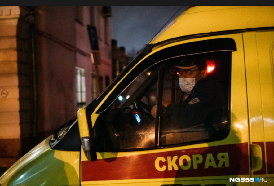 Медики скорой помощи привезли больных COVID к зданию Минздрава Омской области