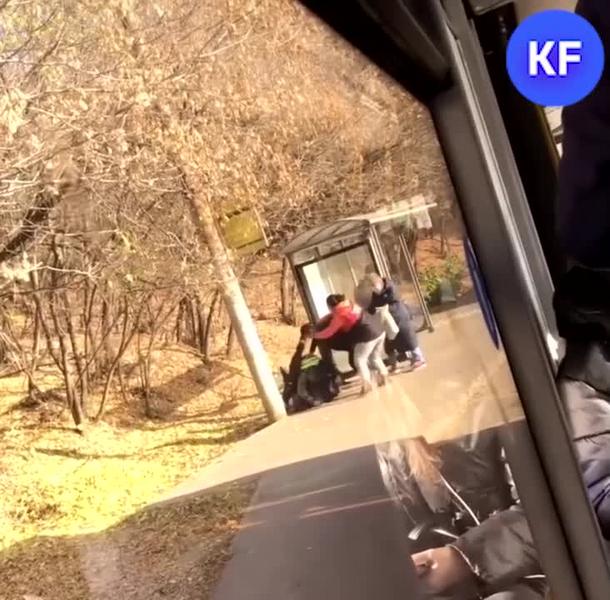 В Казани водитель автобуса, пассажир и кондуктор подрались на остановке у МКДЦ