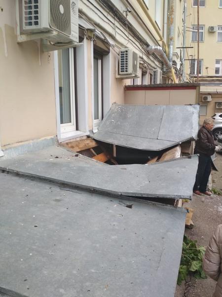 Спасатели в Казани достали из-под обломков упавшего с пятого этажа мужчину