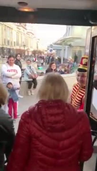 Казанцы обсуждают видео с вежливым гусаром у автобуса, просившим вернуть его в 19 век