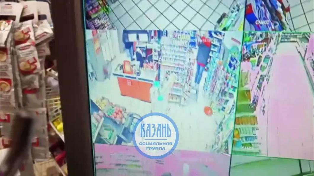 Казанцы обсуждают кадры «охоты» полицейского на «безмасочника» в одном из магазинов