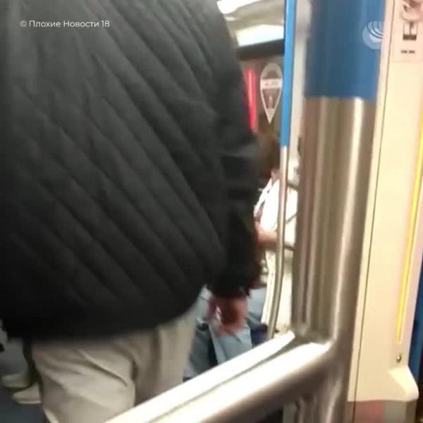 Пассажир московского метро напал на кашлявшую женщину без маски и попал на видео