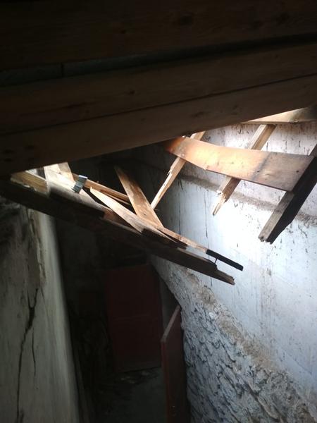 Спасатели в Казани достали из-под обломков упавшего с пятого этажа мужчину