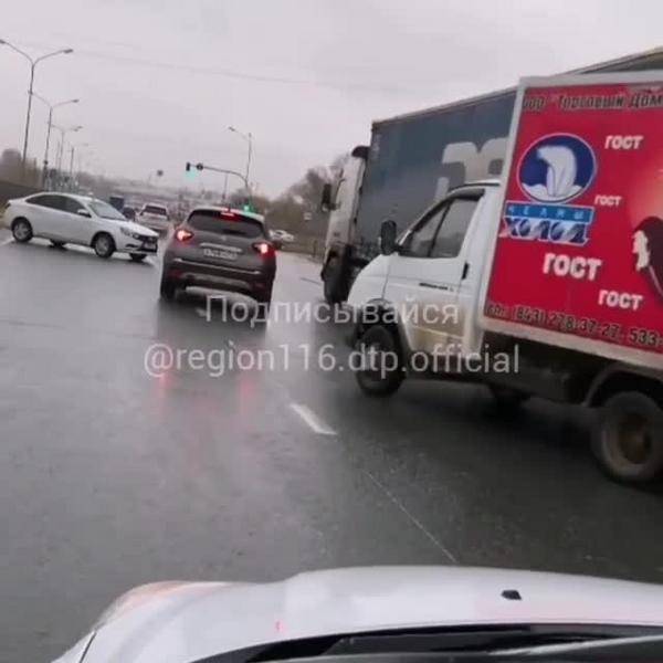 Столкновение «Лады» и большегруза спровоцировало огромную пробку на выезде из Казани
