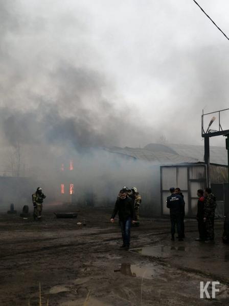 В Казани на улице Мира горят склады