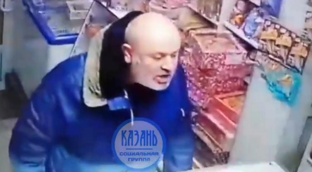 В Казани неадекватный покупатель разгромил кассу за просьбу надеть маску и плюнул в продавца