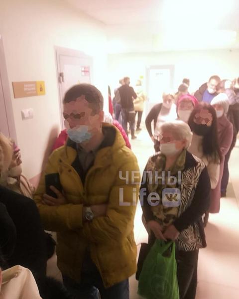В поликлиниках Челнов образовались столпотворения после введения антиковидных ограничений