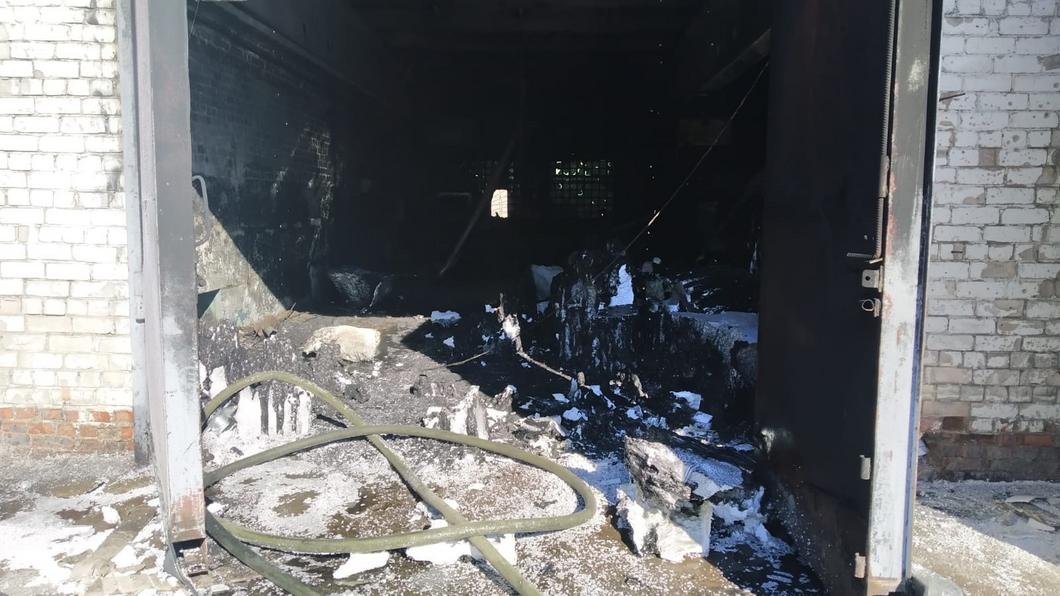 Казанские пожарные потушили огонь на складе в Московском районе