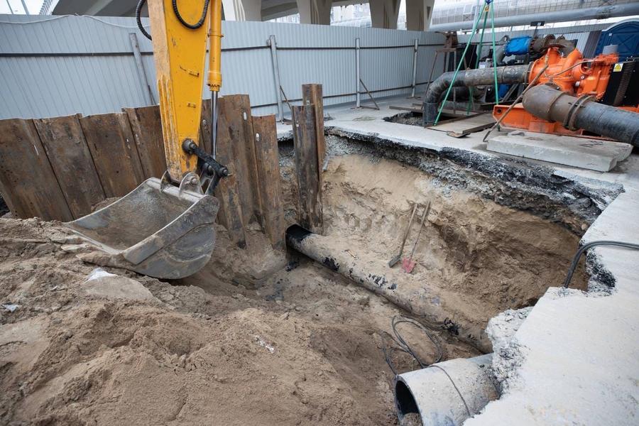 Сотрудники «Водоканала» устраняют провал на ​Амирхана и Чистопольской​ в Казани